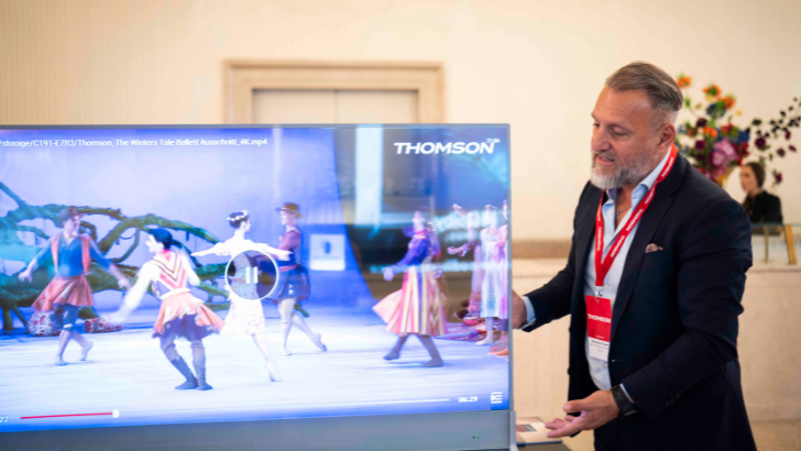 THOMSON представив лінійку телевізорів на підставці з коліщатками та вбудованим акумулятором.