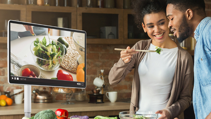 THOMSON Go Plus Pro UHD: Mobiler Touchscreen-TV mit 4K-Auflösung startet